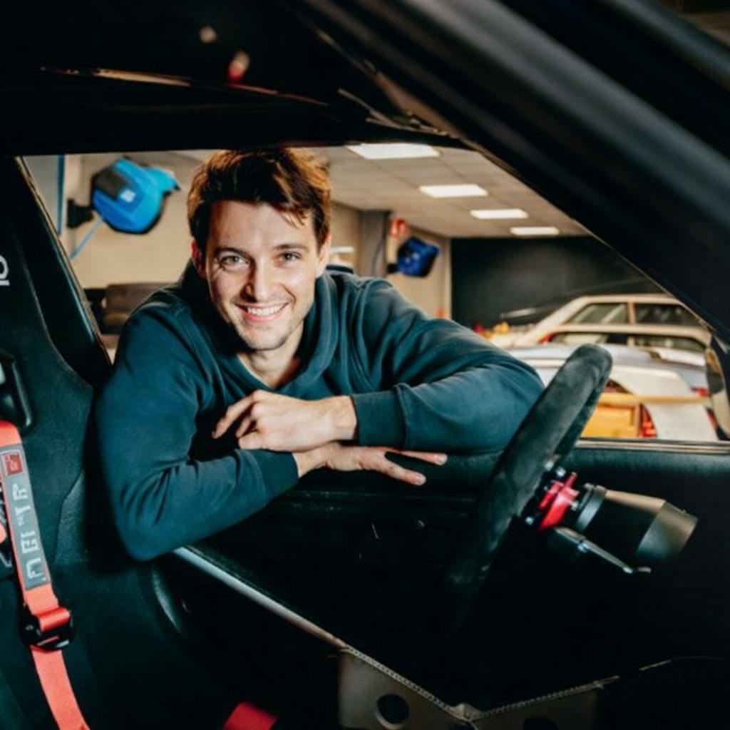 Mats vd Brand in racewagen