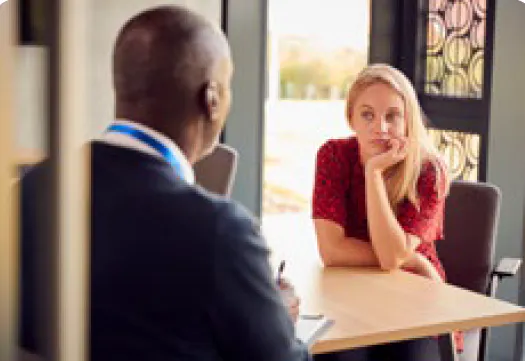 Leidinggevende voert een vertrouwelijk gesprek met een medewerker over financiële zorgen en ondersteuning